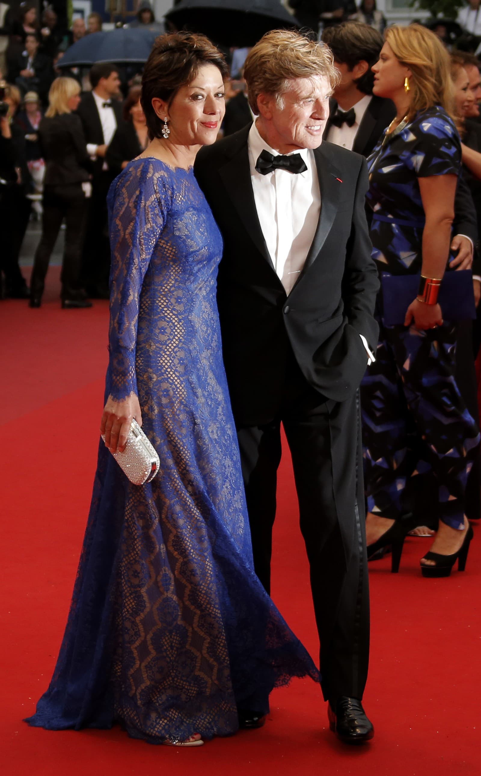 Robert Redford (vpravo) s manželkou Sibylle Szaggarsovou (Zdroj: TASR/AP Photo/Francois Mori)
