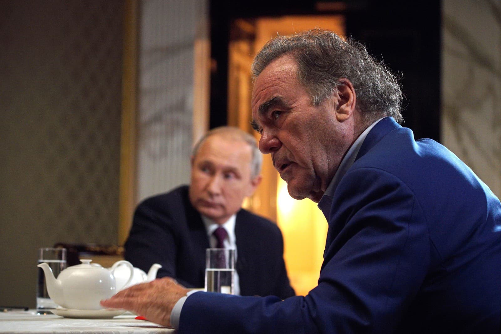 Ruský prezident Vladimir Putin (vľavo) a americký režisér Oliver Stone počas nakrúcania rozhovoru do pripravovaného dokumentu o Ukrajine v moskovskom Kremli v roku 2019(Zdroj: TASR/Alexei Druzhinin, Sputnik, Kremlin Pool Photo via AP)