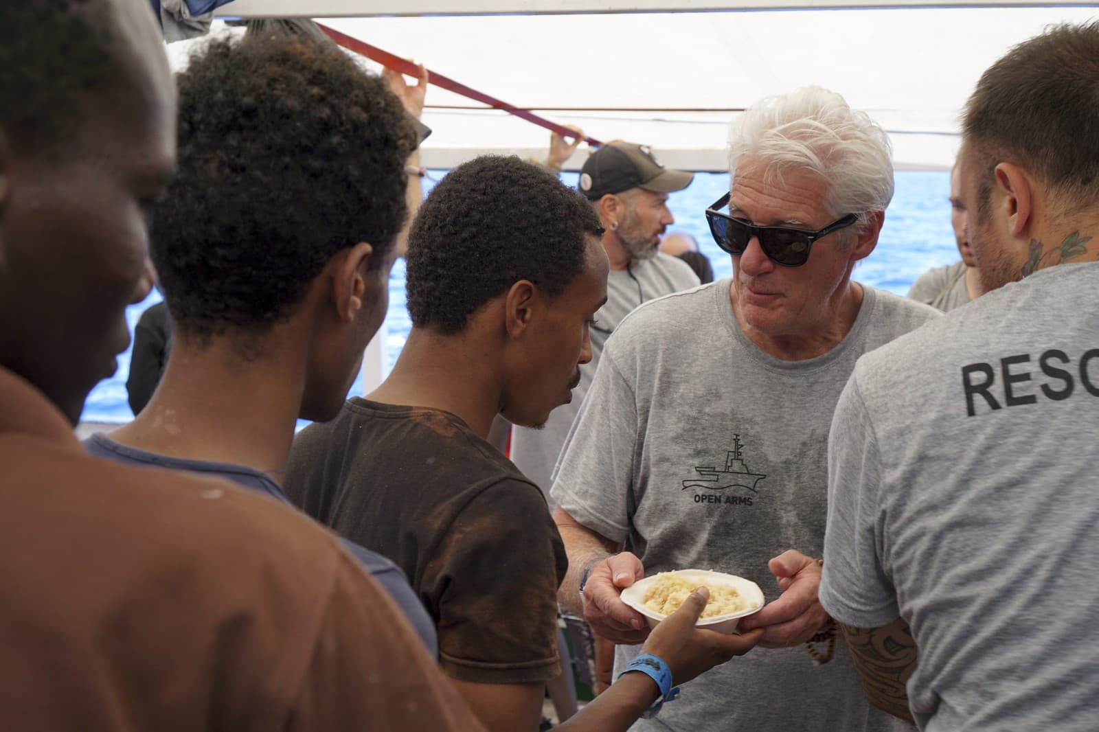 Richard Gere v roku 2019 dáva migrantom jedlo (Zdroj: TASR/AP Photo/Valerio Nicolosi)