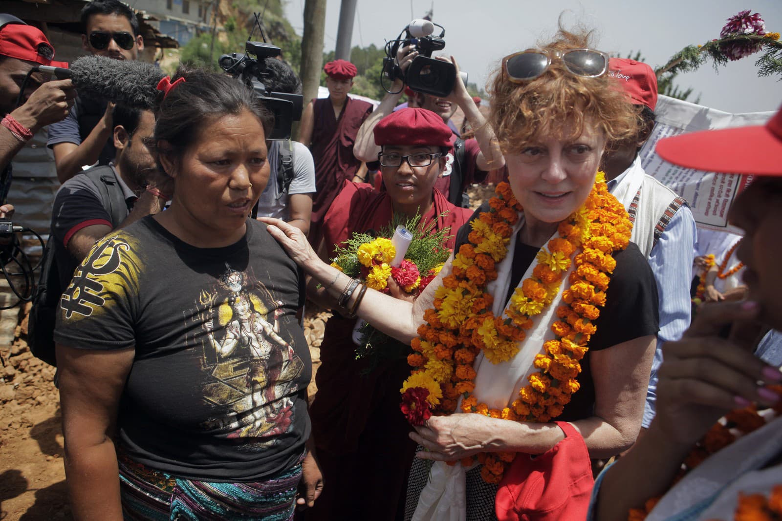  Susan Sarandonová (vpravo) utešuje nepálsku ženu, ktorá stratila pred mesiacom manžela a dcéru pri ničivom zemetrasení v obci Ramkot v roku 2015 (Zdroj: TASR/AP Photo/Niranjan Shrestha)