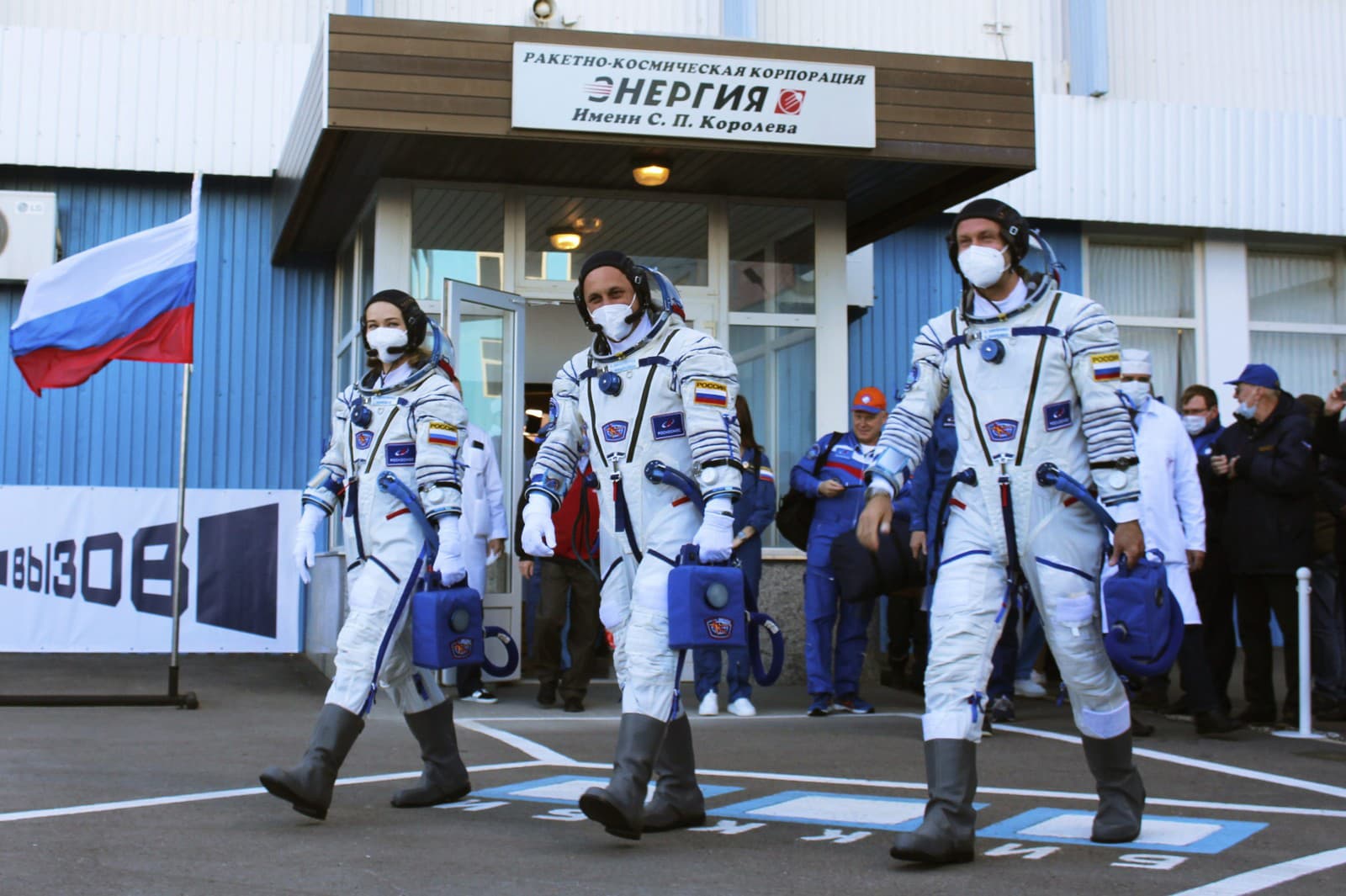 Na snímke zľava ruská herečka Julija Peresildová, ruský filmový režisér Klim Šipenko a ruský kozmonaut Anton Škaplerov kráčajú pred štartom kozmickej lode Sojuz MS-19