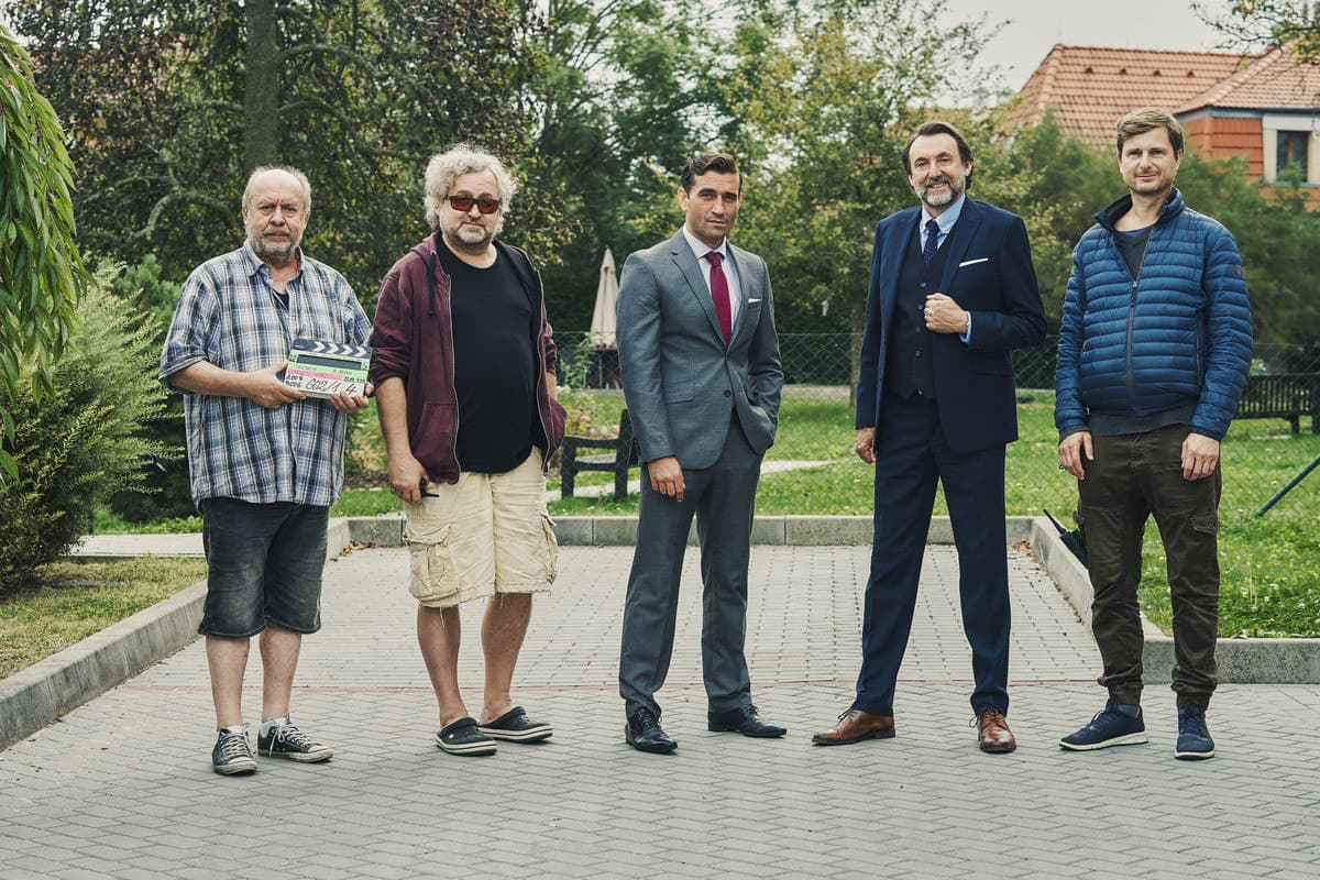 Zľava producent Jan Bílek, režisér Jan Hřebek, herec Milan Ondřík, herec Ady Hajdu a kameraman Martin Sacha