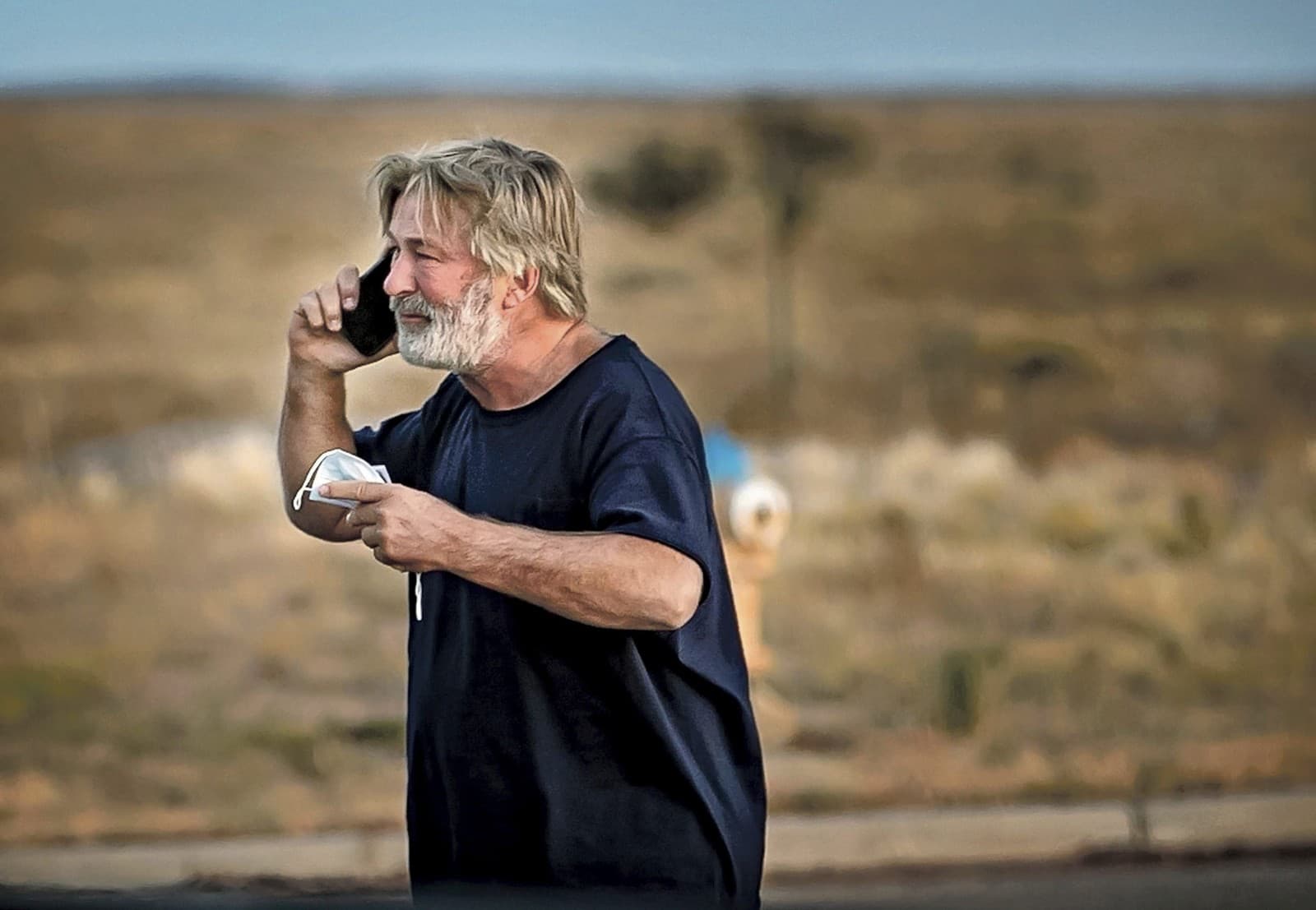 Na snímke americký herec Alec Baldwin telefonuje na parkovisku pred úradom šerifa okresu Santa Fe, po tom, čo bol vypočutý v súvislosti s streľbou na nakrúcaní filmu 