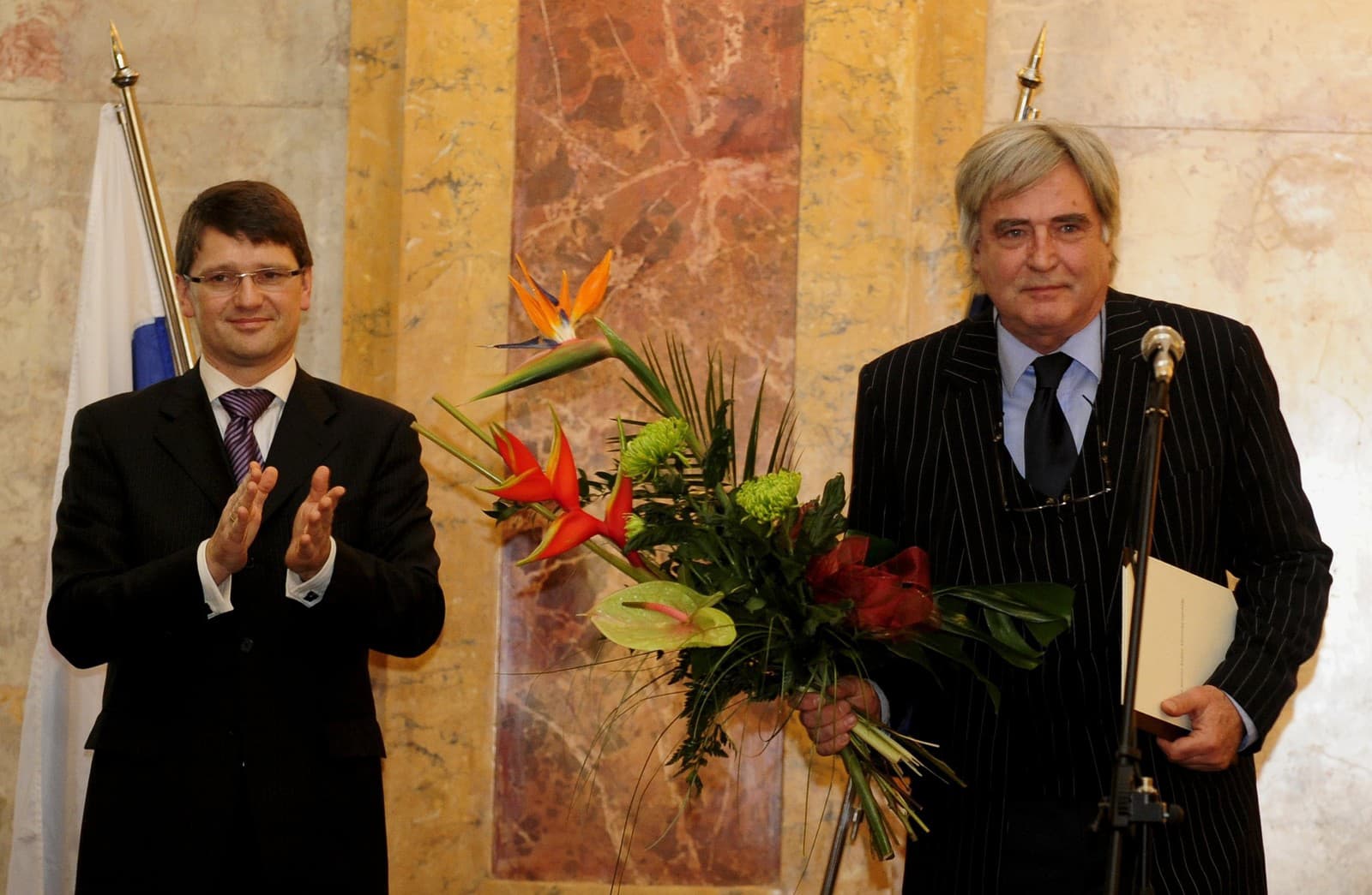 Na snímke vtedajší minister kultúry Marek Maďarič (vľavo) odovzdal Cenu ministra Dušanovi Jamrichovi za celoživotný prínos (Zdroj: TASR/Martin Baumann)