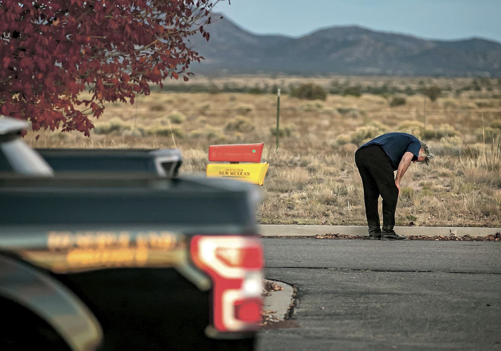 Na snímke v osudný deň rozrušený americký herec Alec Baldwin na parkovisku pred úradom šerifa okresu Santa Fe, po tom, čo bol vypočutý v súvislosti s streľbou na nakrúcaní filmu 