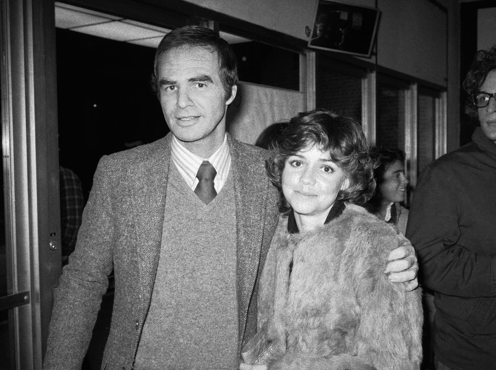 Na archívnej snímke z 23. decembra 1978 sú americký herec Burt Reynolds (vľavo) a Sally Fieldová v New Yorku (Zdroj: AP Photo/Rene Perez, File)