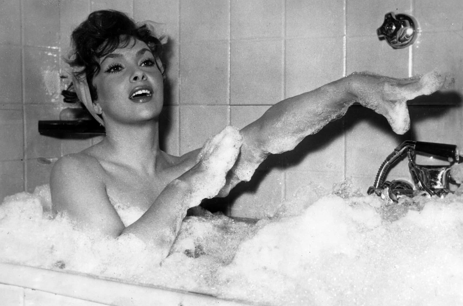Na archívnej snímke z 5. decembra 1957 Gina Lollobrogida v penovom kúpeli  pri natáčaní scény z filmu  Anna from Brooklyn (Zdroj: TARS/AP Photo/Walter Attenni, file)