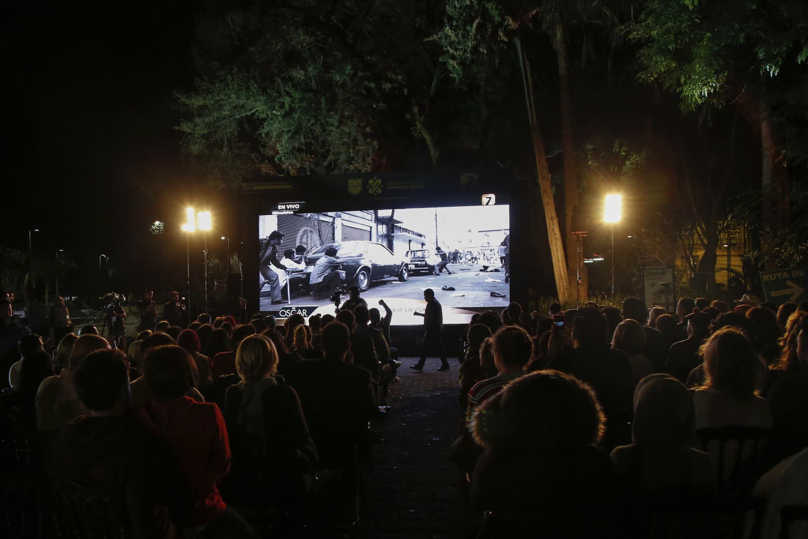  Ľudia sledujú na veľkoplošnej obrazovke predstavenie filmu Roma (Zdroj: TASR/AP Photo/Anthony Vazquez)