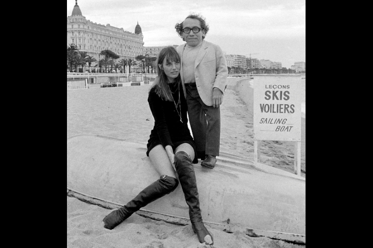 Na archívnej snímke z 19. mája 1969 herečka a speváčka Jane Birkinová a americký herec Michael Dunn pózujú na pláži na Medzinárodnom filmovom festivale v Cannes (TASR/AP Photo/Raoul Fornezza, File)