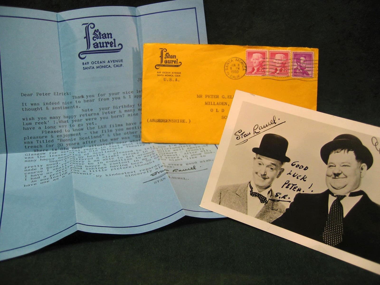 Na podpísanej fotografii Stan Laurel a Oliver Hardy (Zdroj: TASR/AP Photo/McTear's Auctioneers)
