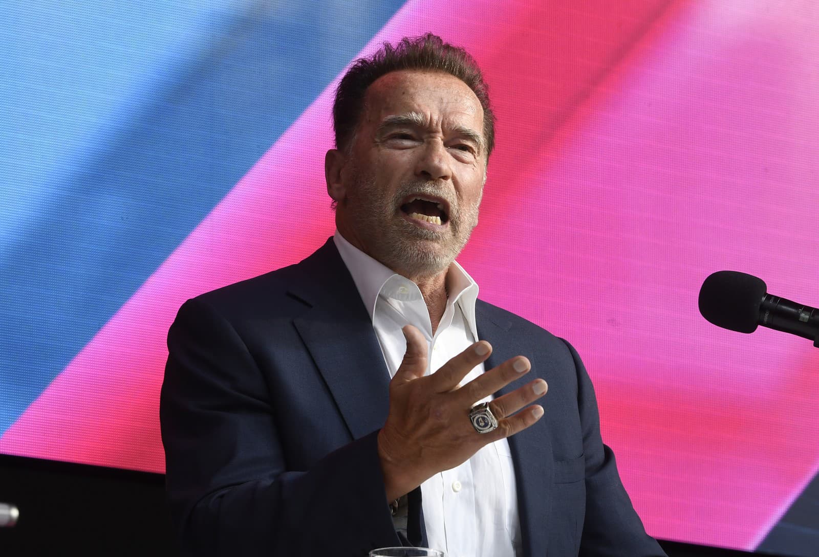 PROBLÉMY hviezdneho Schwarzeneggera: ZADRŽALI
