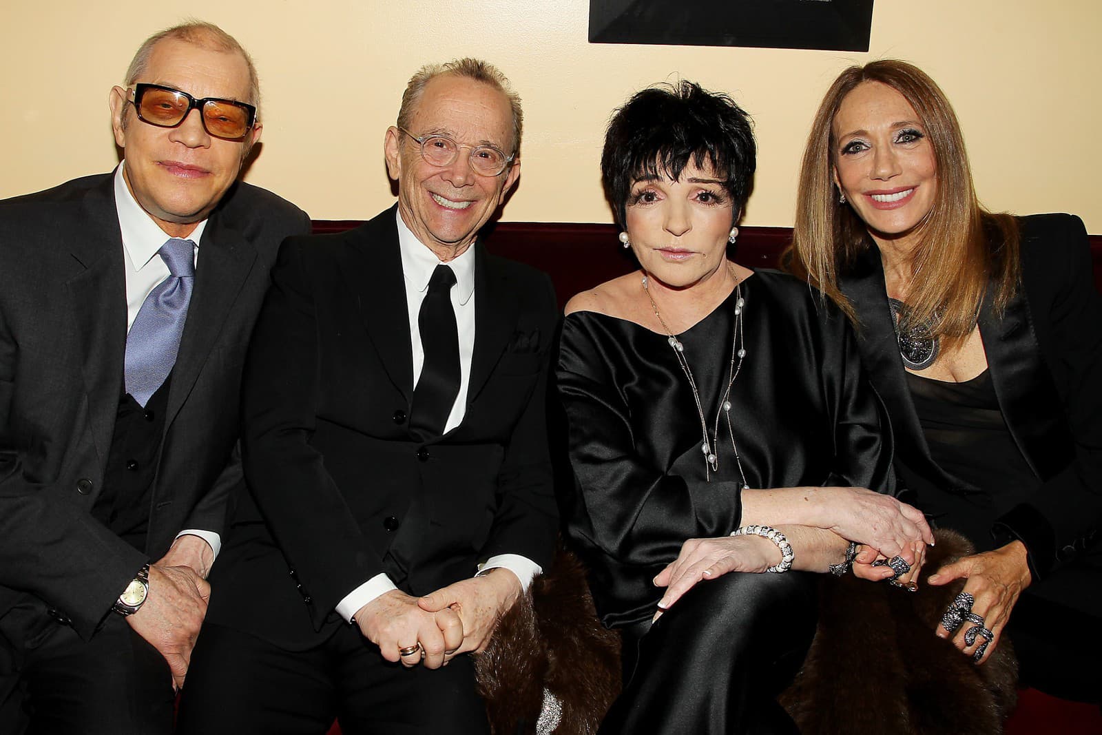  Na snímke z 31. januára 2013 zľava Michael York, Joel Grey, Liza Minnelliová a Marisa Berensonová pózujú na 40. výročie filmu Kabaret (1972) v New Yorku. (Zdroj: TASR/AP Photo/Starpix, Dave Allocca)