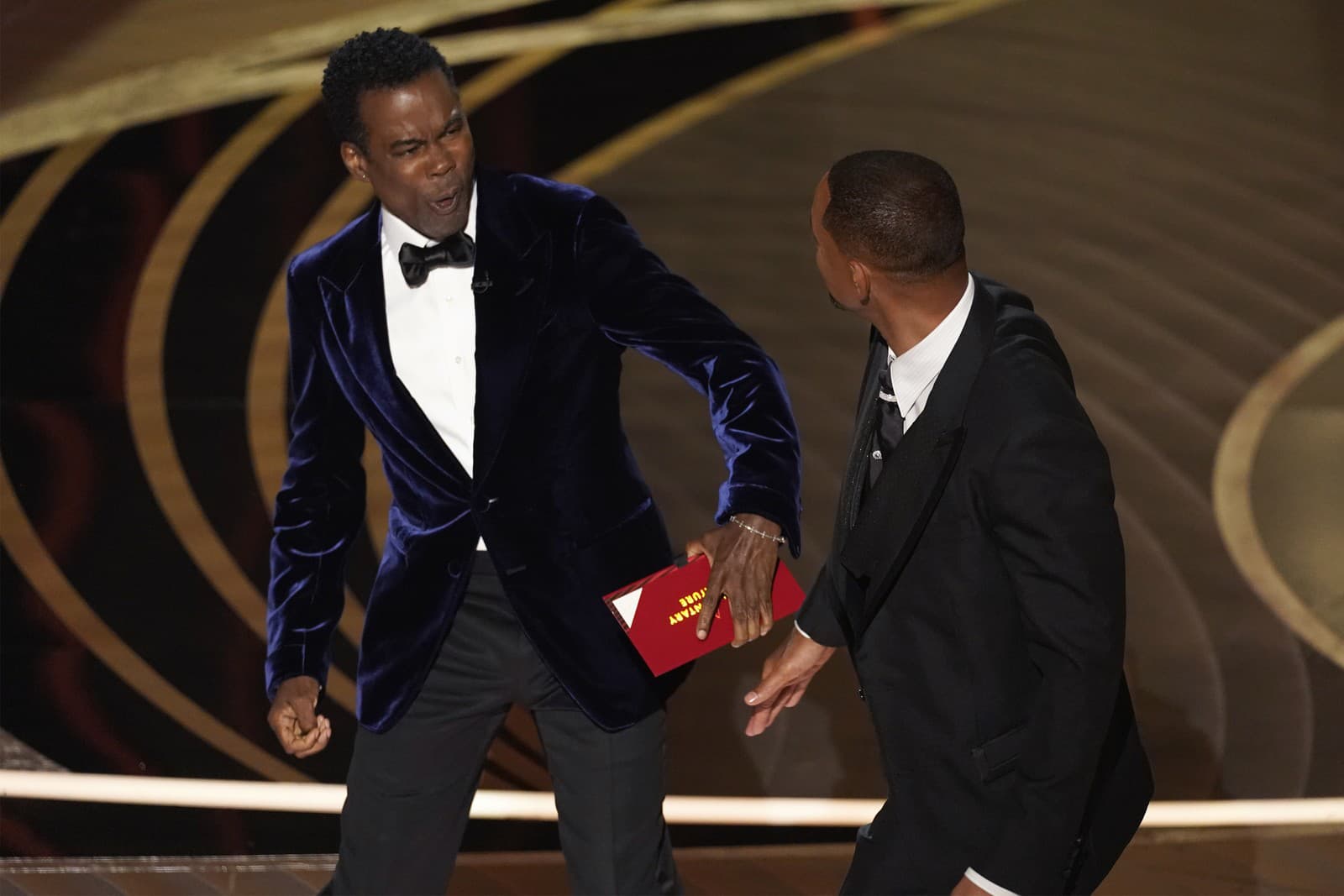 Will Smith (vpravo) udiera komika Chrisa Rocka na 94. ročníku udeľovania filmových cien Oscar 