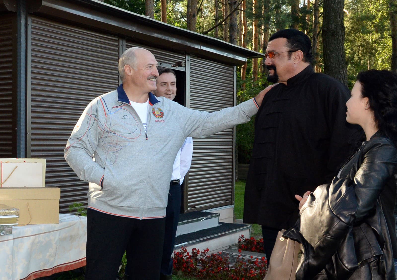 Seagal s bieloruským prezidentom Lukašenkom, na ktorého sú tiež uvalené sankcie. (Foto: TASR/AP/Andrei Stasevich)