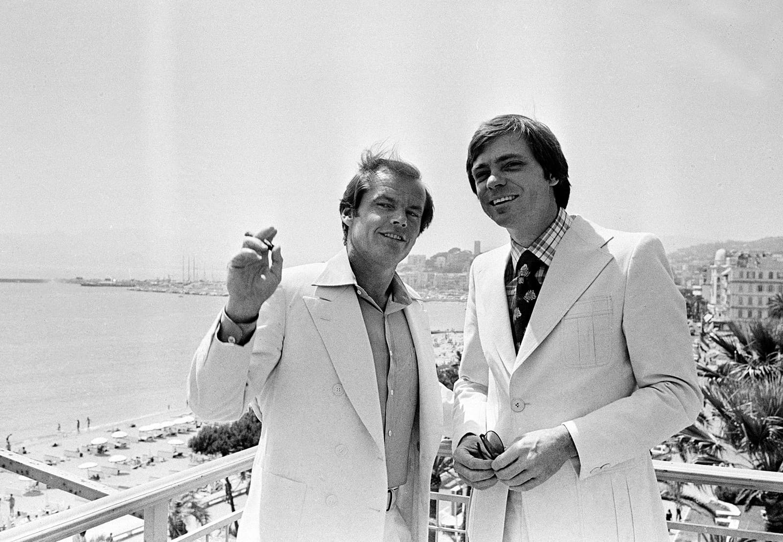 Na archívnej snímke z 15. mája 1974 herec Jack Nicholson a producent Gerald Ayres pózujú počas prezentácie filmu Posledná eskorta na Medzinárodnom filmovom festivale v Cannes (Zdroj: TASR/AP)