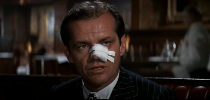Jack Nicholson vo filme Čínska štvrť so zlomeným nosom (Zdroj: Repro foto YouTube/Movieclips Classic Trailers)