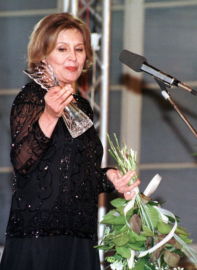 Herečka Emília Vášáryová si obzerá cenu Krištáľové krídlo 1998 (Zdroj: TASR/Rudolf Bihary)
