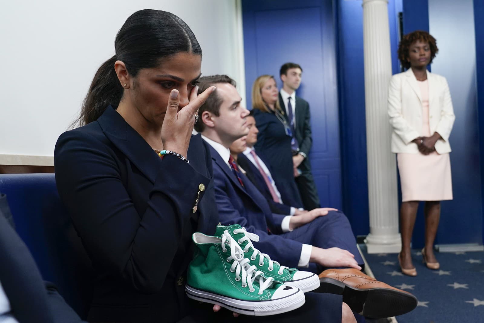 McConaugheyho manželka Camila Alves drží limetkovo zelené tenisky Converse, ktoré mala na sebe obeť streľby z Uvalde Maite Yuleana Rodriguez (Zdroj: SITA/AP Photo/Susan Walsh)