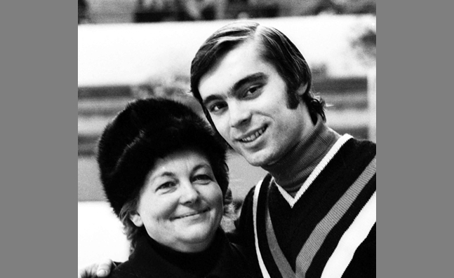 Trénerka Hilda Múdra a krasokorčuliar Ondrej Nepela na MS v krasokorčuľovaní 1. marca 1973. (Zdroj: TASR-Archív - Štefan Petráš)