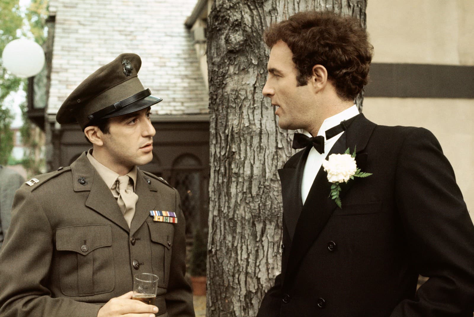 Al Pacino v role Michaela Corleonea a James Caan ako Sonny Corleone v snímke Krstný otec