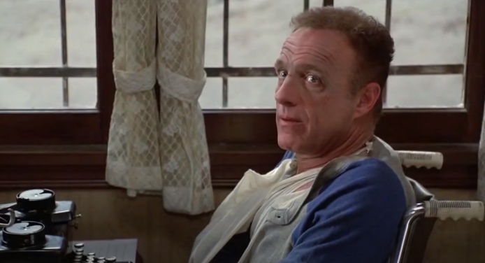 James Caan vo filme Misery nechce zomrieť (Zdroj: Repro foto YouTube/Things Made Better By Farts)