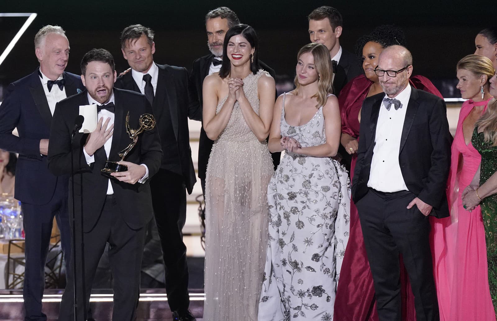 David Bernard a herci a štáb minisérie The White Lotus prijímajú cenu Emmy