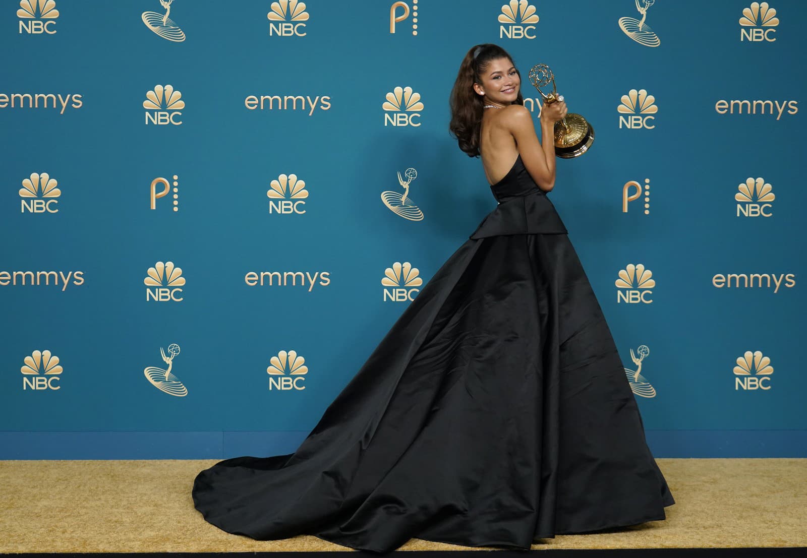 Zendaya pózuje s cenou Emmy (Zdroj: SITA/AP Photo/Jae C. Hong)