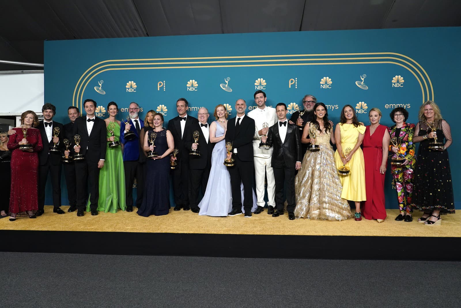 Herci a štáb filmu Boj o moc, víťazi ceny Emmy za výnimočný dramatický seriál, pózujú na 74. odovzdávaní cieny Emmy