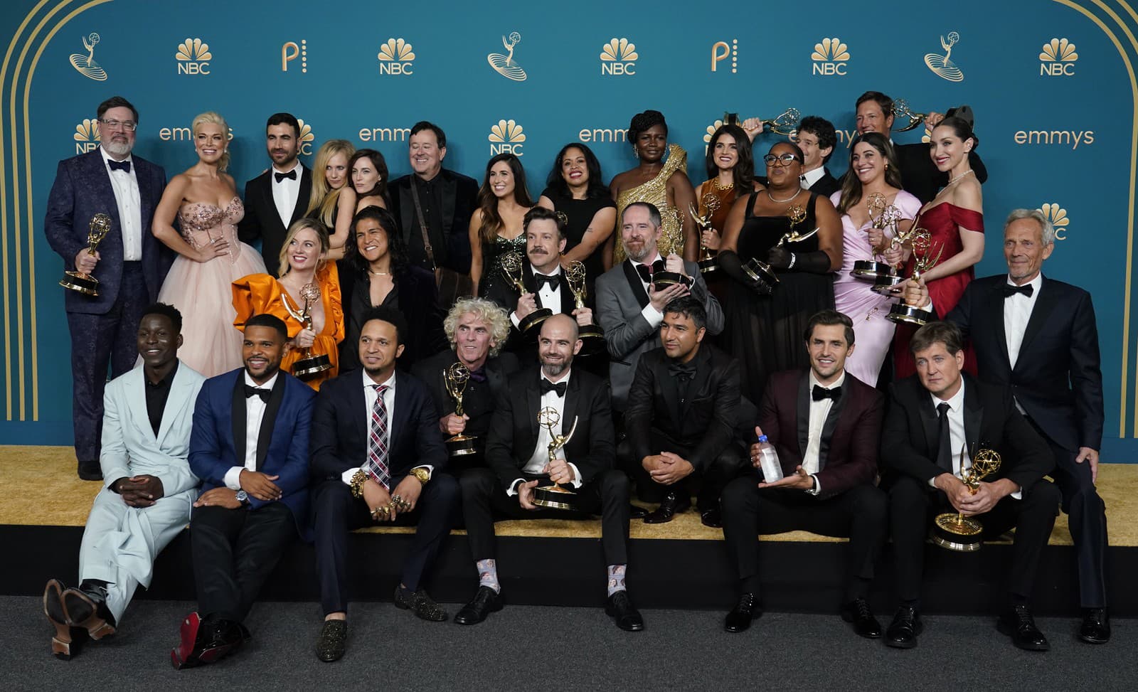 Herci a štáb seriálu Ted Lasso, víťazi ceny Emmy za najlepší komediálny seriál, pózujú na 74. odovzdávaní cieny Emmy