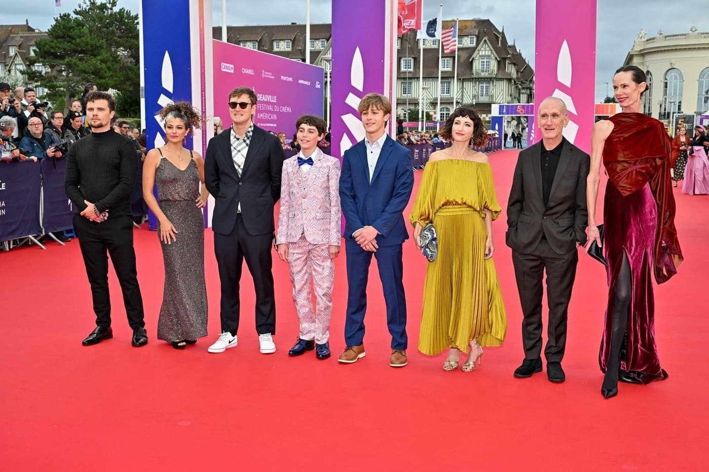 Hudson Meek (štvrtý sprava) na premiére filmu A Different Man. 
