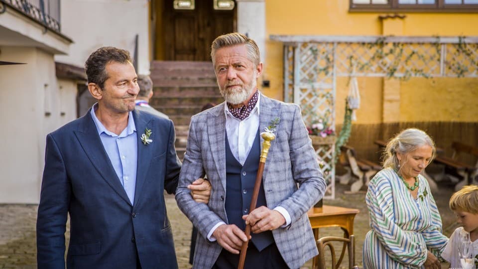 Do kín vstupuje film