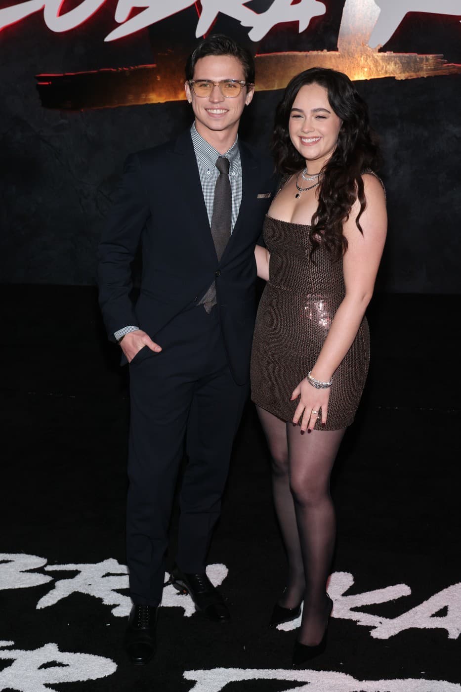 Tanner Buchanan a Mary Mouser sú zasnúbení. 