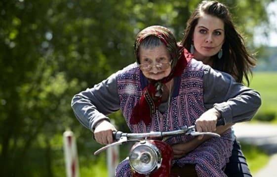 Jarmila Bursová sa preslávila vďaka účinkovaniu vo filme Babovřesky.
