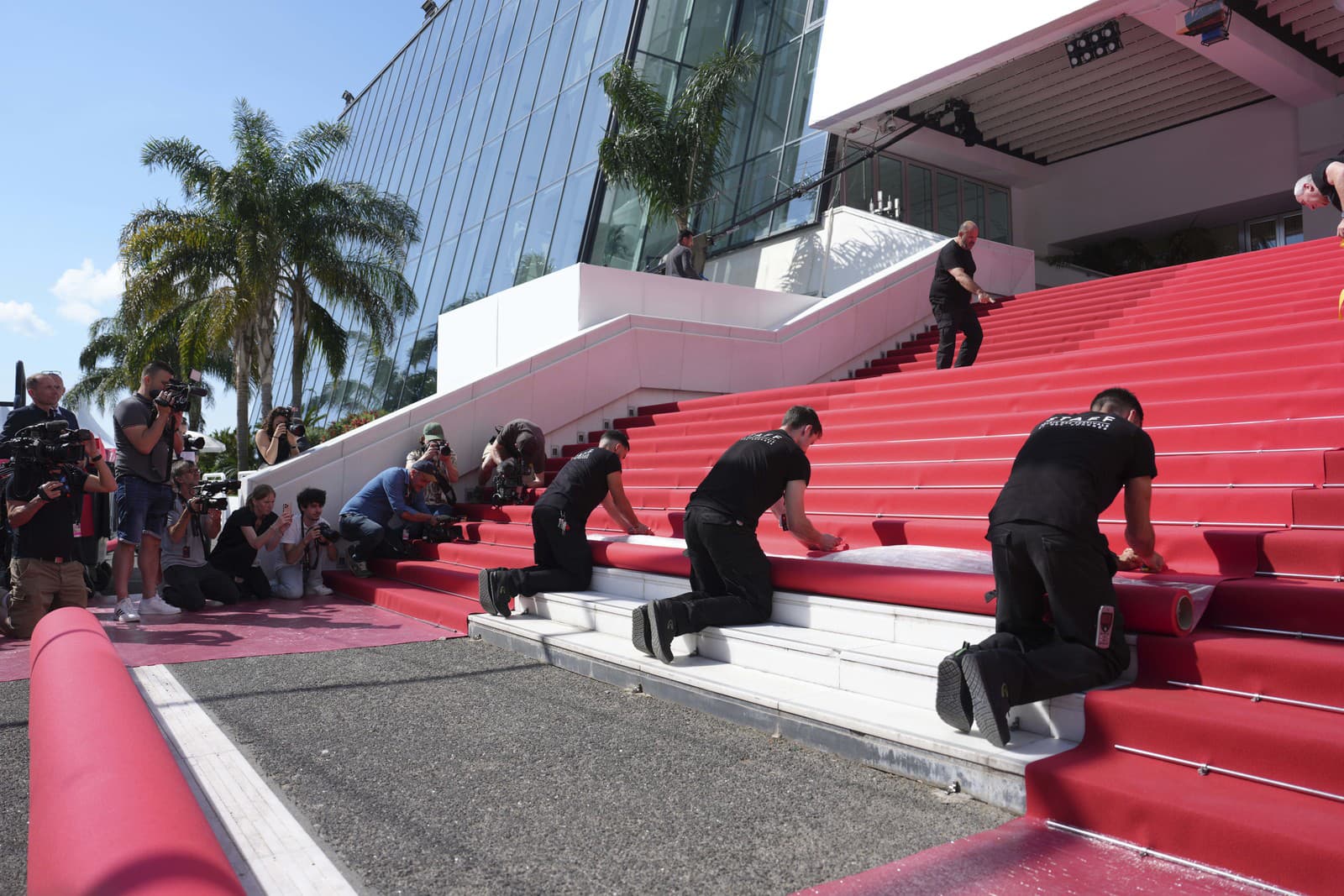 V Cannes už prebiehajú posledné prípravy na štart prestížneho filmového festivalu. 
