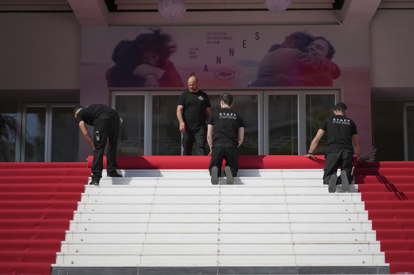 V Cannes už prebiehajú posledné prípravy na štart prestížneho filmového festivalu. 