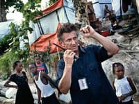 Sean Penn je známy aj vďaka zásluhám v humanitárnej oblasti.