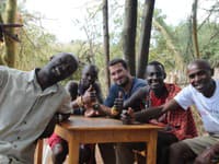 Natáčalo sa aj v horúcej Afrike. Ján Koleník s obyvateľmi prírodnej rezervácie v Massai Mara.