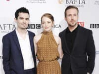 Emma Stone s režisérom snímky Damienom Chazellom (vľavo) a Ryanom Goslingom