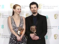 Herečka Emma Stoneová (vľavo) a režisér Damien Chazelle pózujú s ocenením pre najlepšiu herečku a za najlepšiu réžiu v muzikáli La La Land