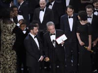 Warren Beatty ukazuje obálku so správnym víťazom v kategórii najlepší film.