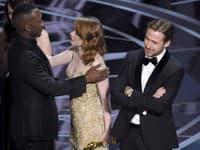 Emma Stone gratuluje hercovi Mahershalovi Alimu za víťazstvo v kategórii najlepší film potom, ako ohlásili zlého víťaza. (Foto: SITA/AP/Chris Pizzello)