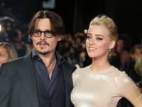 Johnny Depp a Amber Heard v roku 2011 (Zdroj: SITA/AP/Joel Ryan)