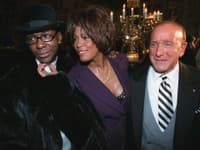 Bobby Brown, Whitney Houston a Clive Davis. (Foto: SITA/AP/Stuart Ramson)