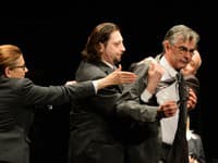 Zľava herci Zuzana Kronerová, Lukáš Latinák a Boris Farkaš počas divadelnej inscenácie Jama deravá (Zdroj: TASR – Štefan Puškáš)