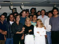 Mike Mendel (úplne vľavo) s tímom, ktorí pracoval na Simpsonovcoch. (Foto: Bill Oakley)