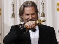 Jeff Bridges drží Oscara za rolu country pesničkára Bada Blakea vo filme Crazy Heart (Ždroj: SITA/AP Photo/Matt Sayles)