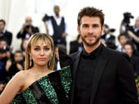 Liam Hemsworth a Miley Cyrus v máji 2019 (Zdroj: SITA/Photo by Charles Sykes/Invision/AP)