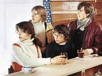 Eva Jeníčková, Václav Kopta, Michal Suchánek a Antonín Duchoslav vo filme Sněženky a machři (Zdroj: Photo © Bontonfilm)