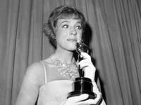 Julie Andrews drží Oscara v roku 1965 za rolu Mary Poppinsovej (Zdroj: SITA/AP Photo, File)