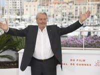 Alain Delon vlani na 72. ročníku medzinárodného filmového festivalu v Cannes (Zdroj: TASR/Photo by Arthur Mola/Invision/AP)
